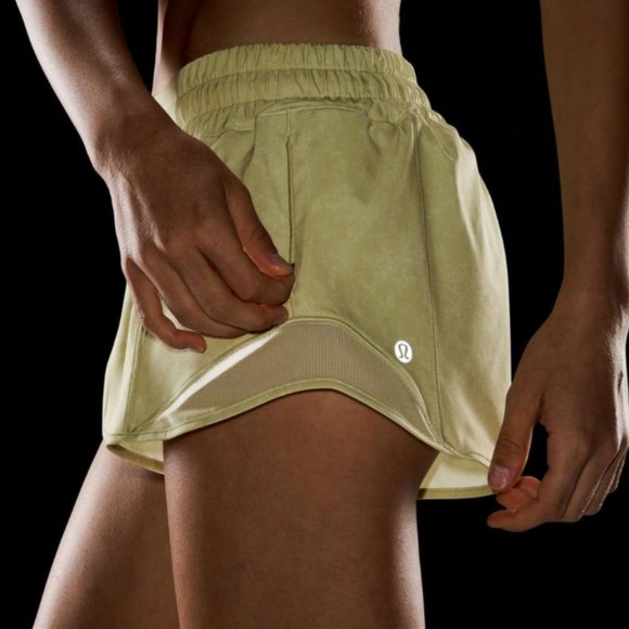 LULULEMON HOTTY HOT LOW-RISE SHORT 2.5" Gravel Dust Dew Green Multi/Dew Green